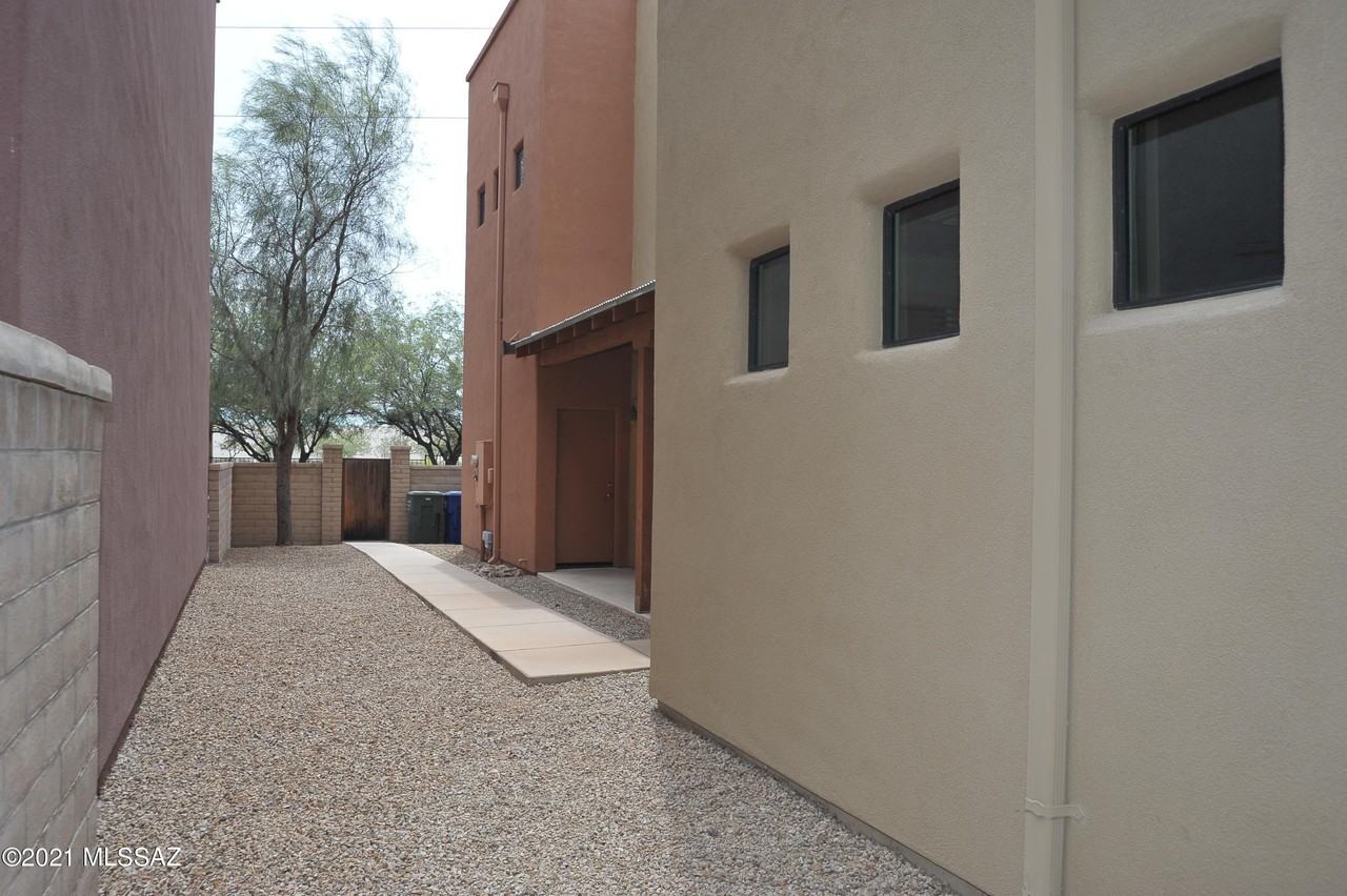 381 E Calderwood Rd - Photo 5 of 50