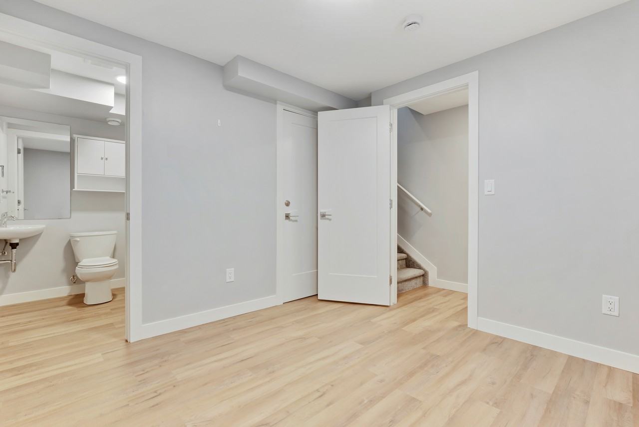 10463 149 Street - Photo 6 of 11