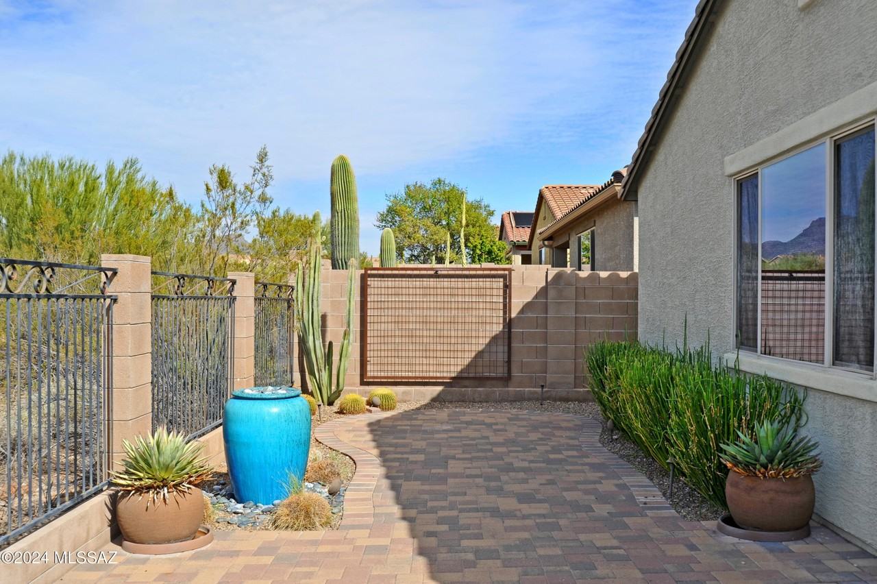 12111 N Golden Mirror Dr - Photo 7 of 49