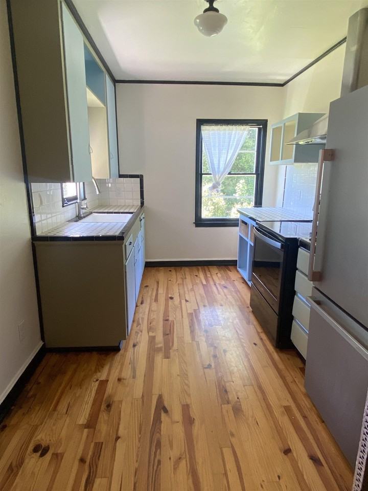 1018 Central St - Photo 4 of 9