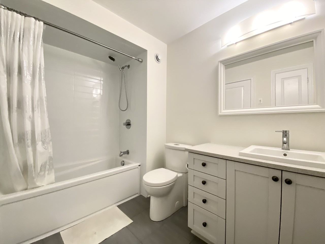 785 Cairn Cres - Photo 3 of 11