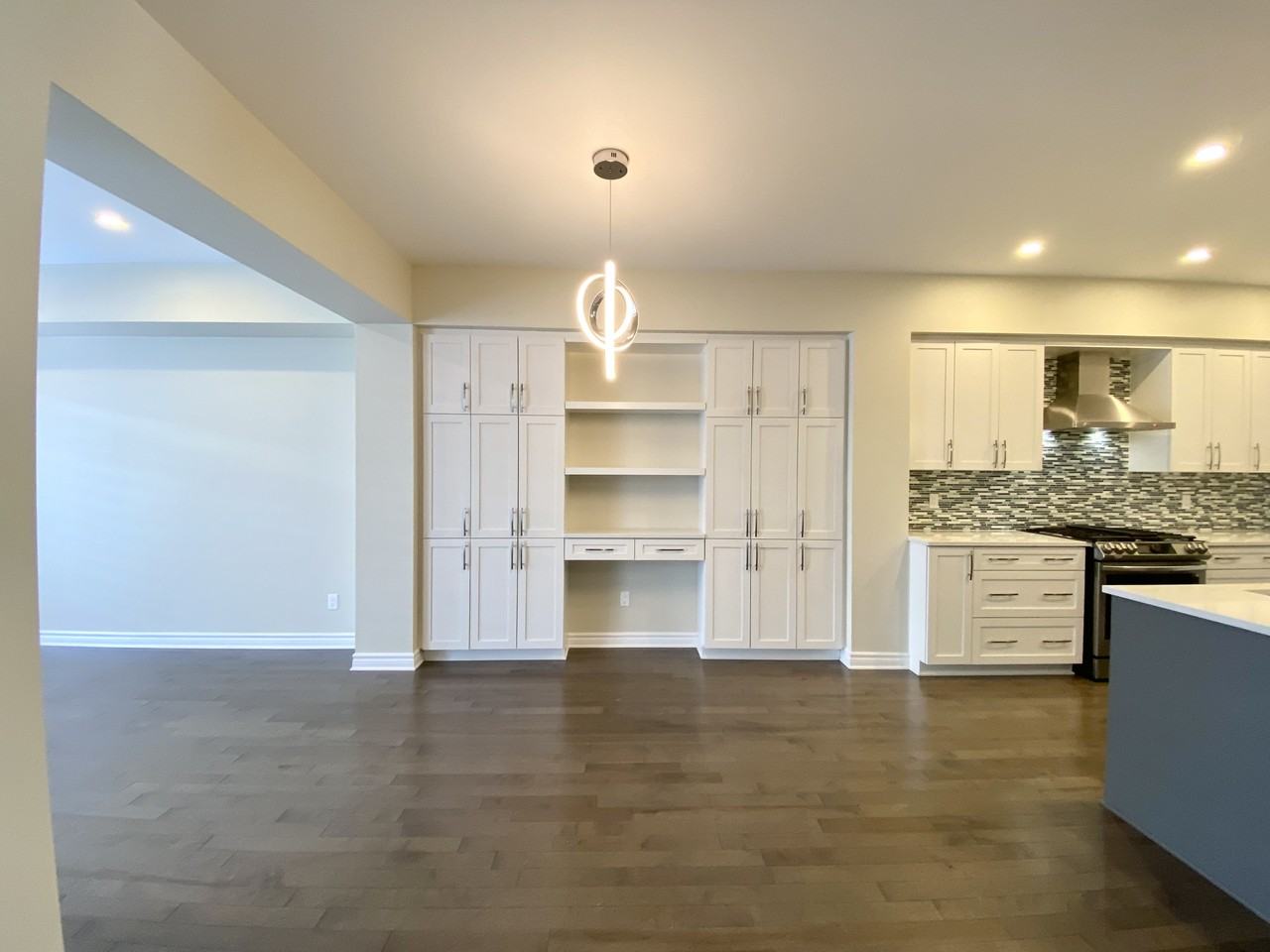 785 Cairn Cres - Photo 4 of 11