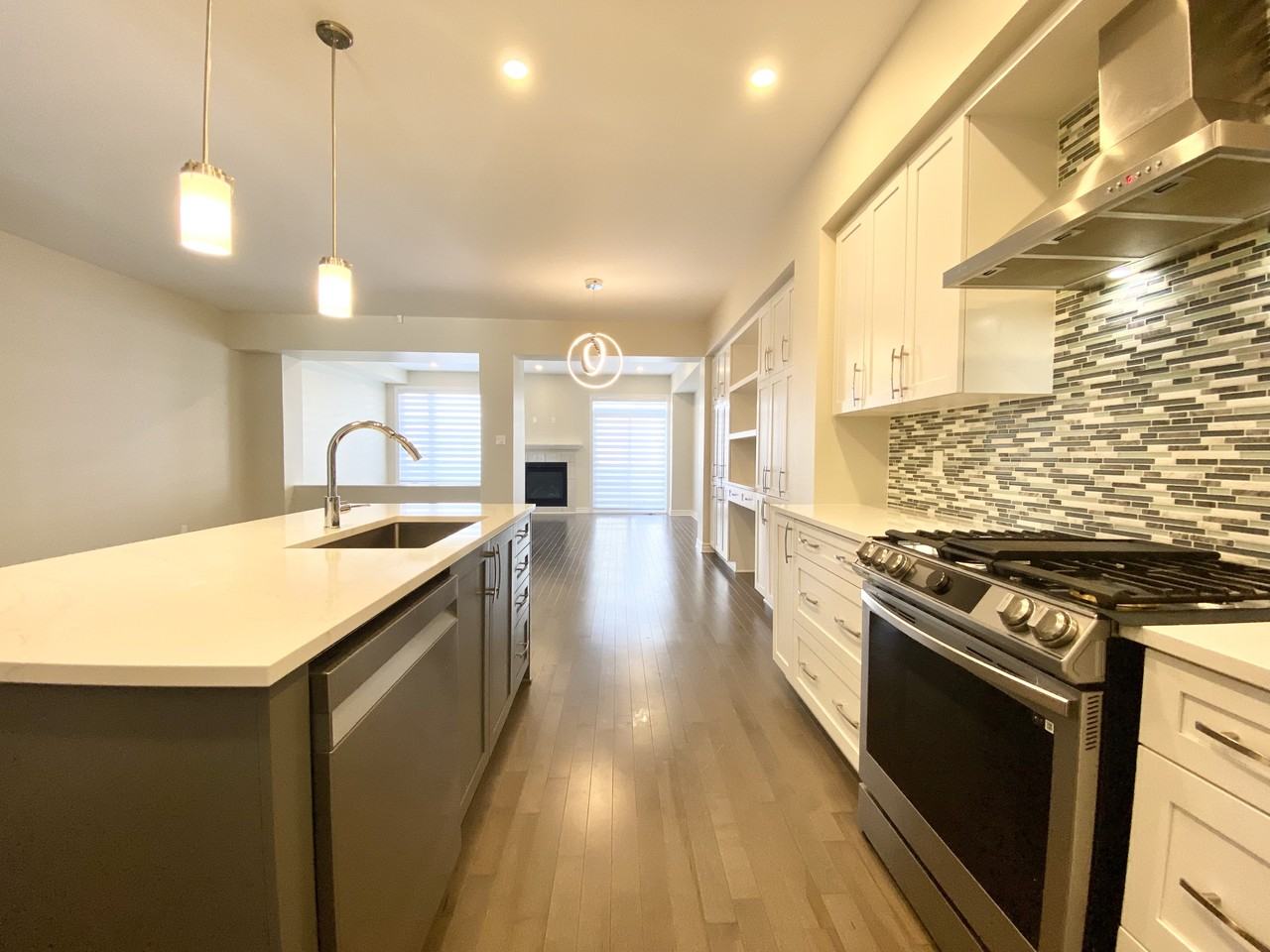 785 Cairn Cres - Photo 7 of 11