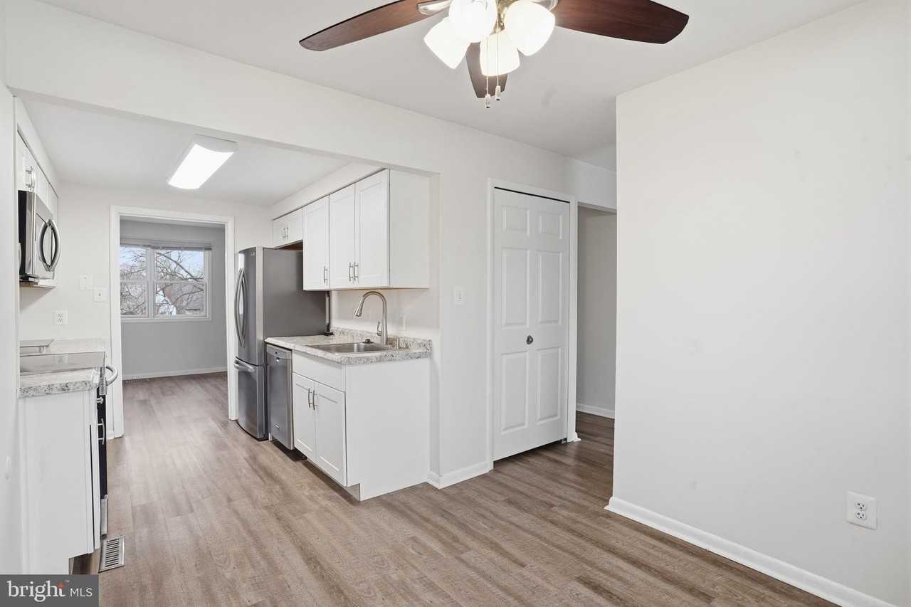 1623 New Windsor Ct - Photo 3 of 18