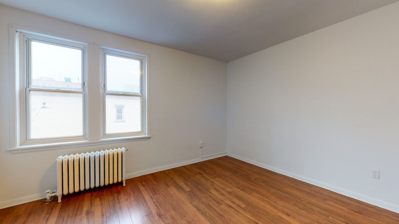 384 MacLaren St. - Photo 5 of 50