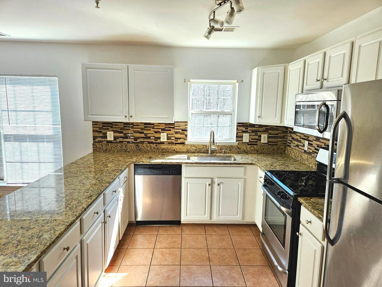 19437 Rayfield Dr - Photo 3 of 21