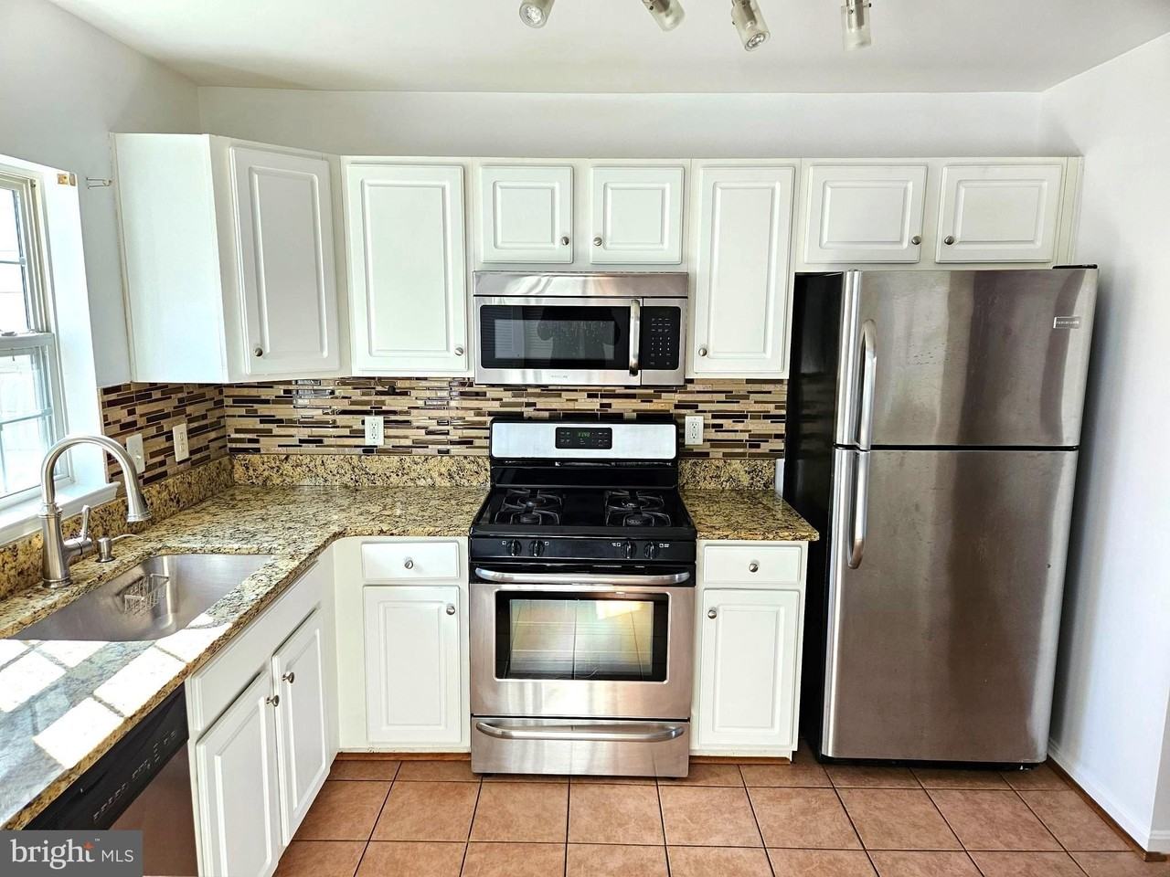 19437 Rayfield Dr - Photo 4 of 21