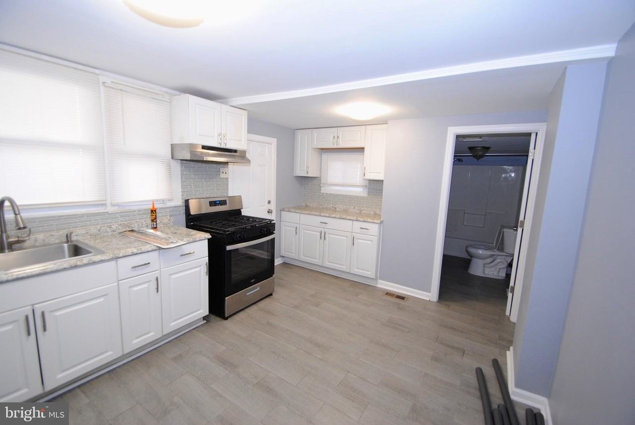 414 Lawrence St - Photo 6 of 15