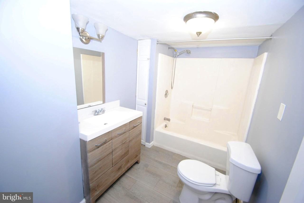 414 Lawrence St - Photo 7 of 15