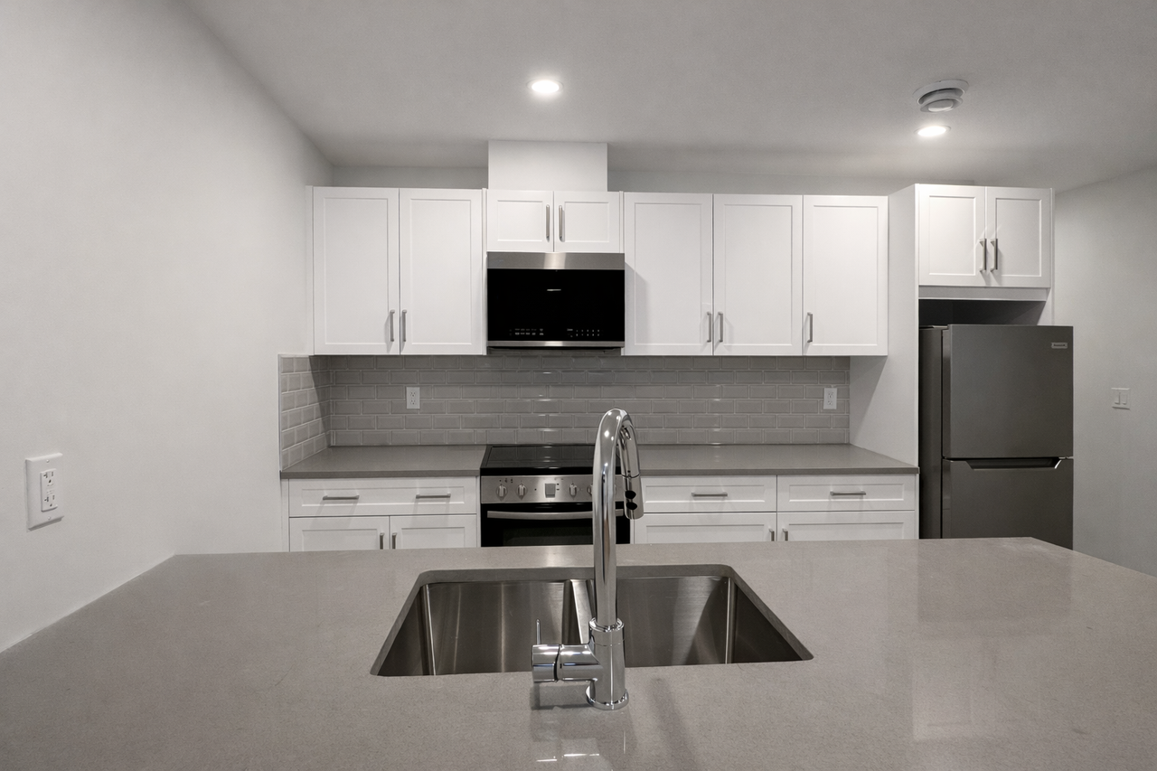 710B Hillside - West Hillhurst - Photo 4 of 13