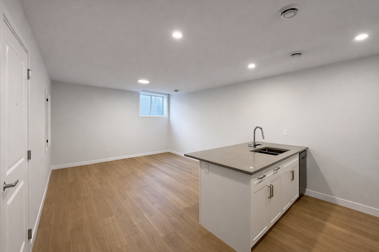 710B Hillside - West Hillhurst - Photo 5 of 13