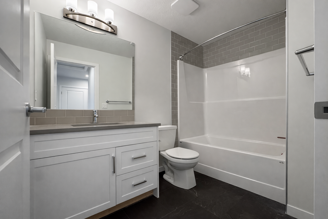 712B Hillside - West Hillhurst - Photo 7 of 12