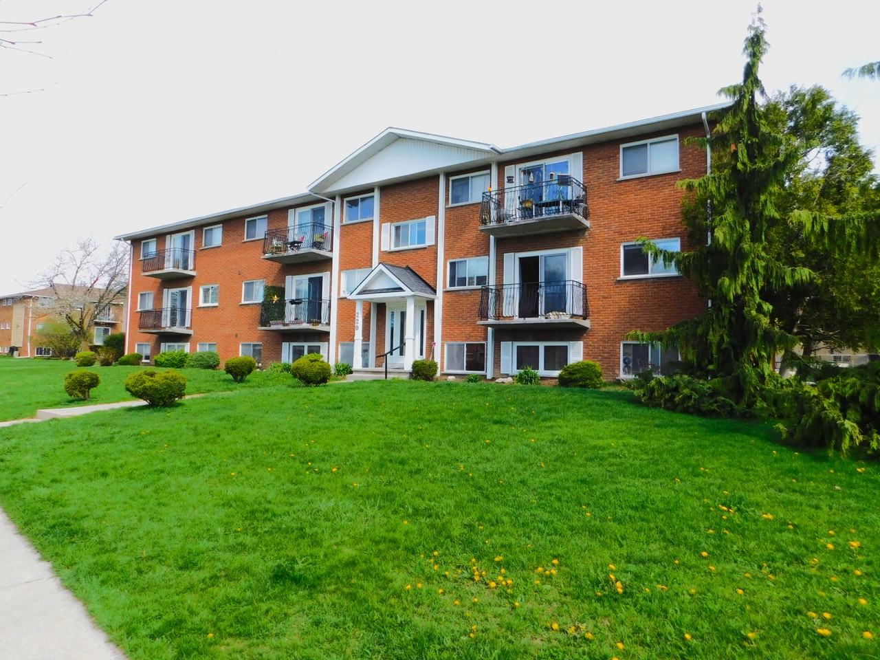 220 Kemp Crescent - Photo 3 of 12