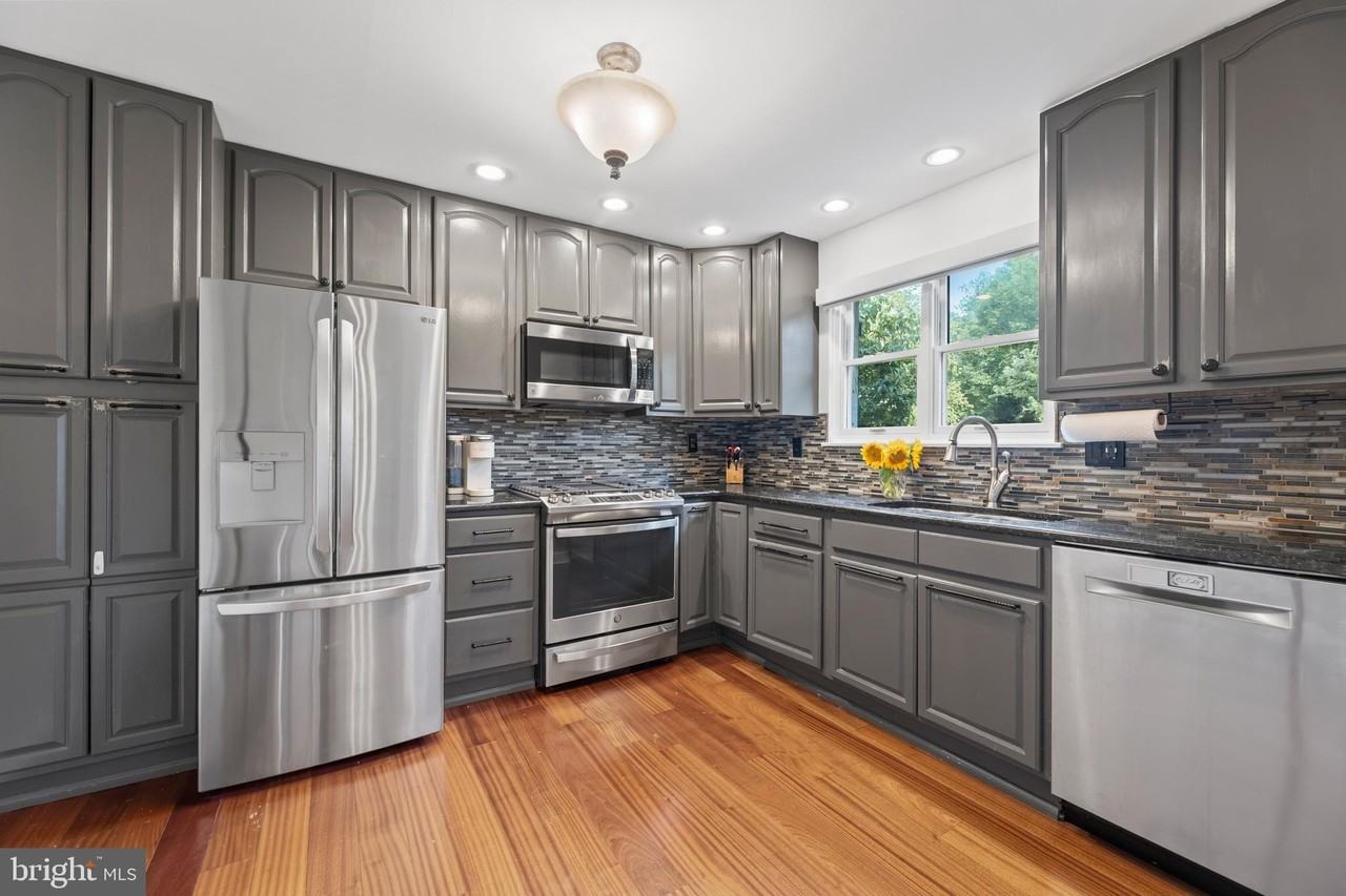 1621 Clearview Ave - Photo 4 of 31