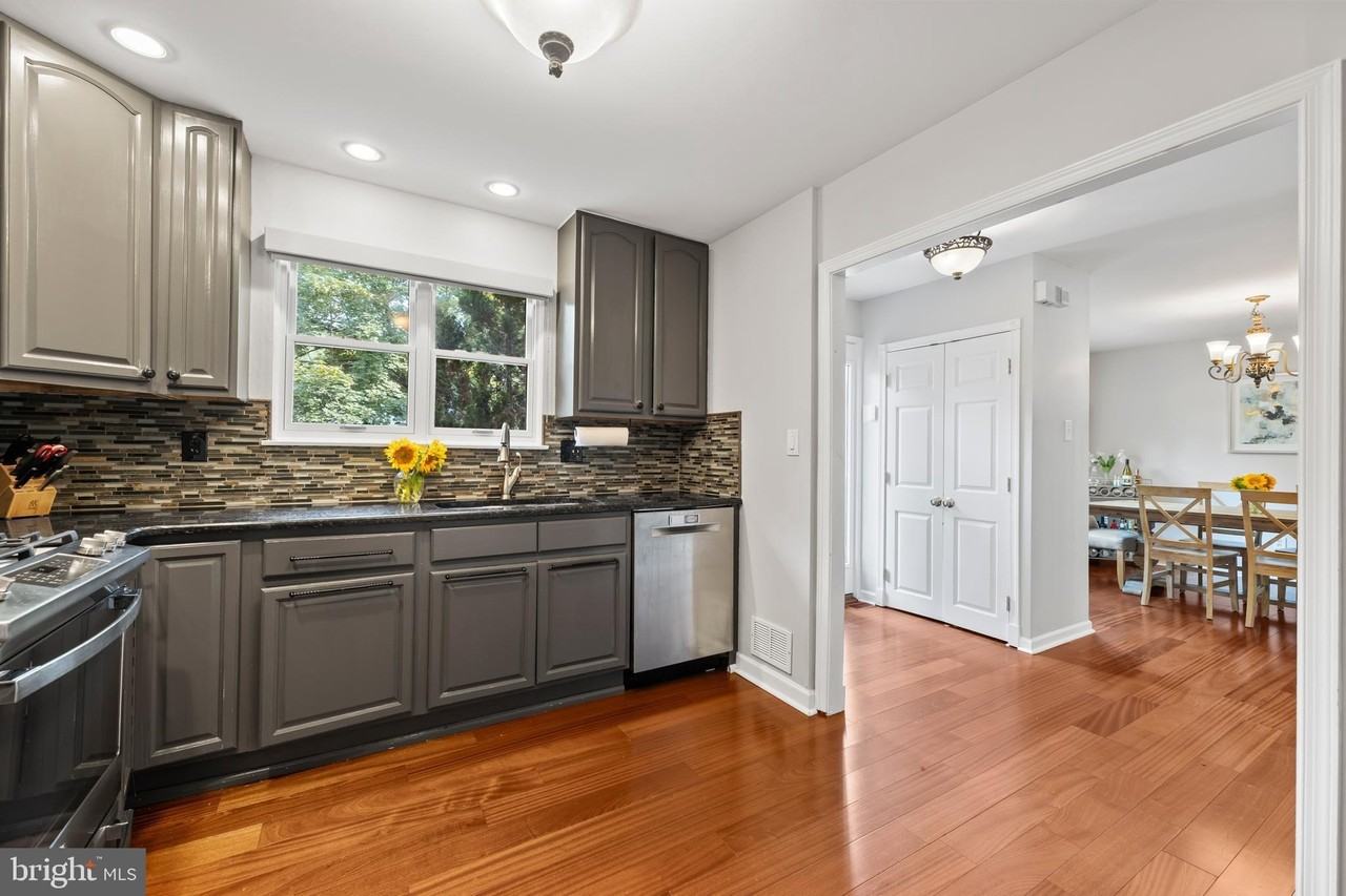 1621 Clearview Ave - Photo 5 of 31