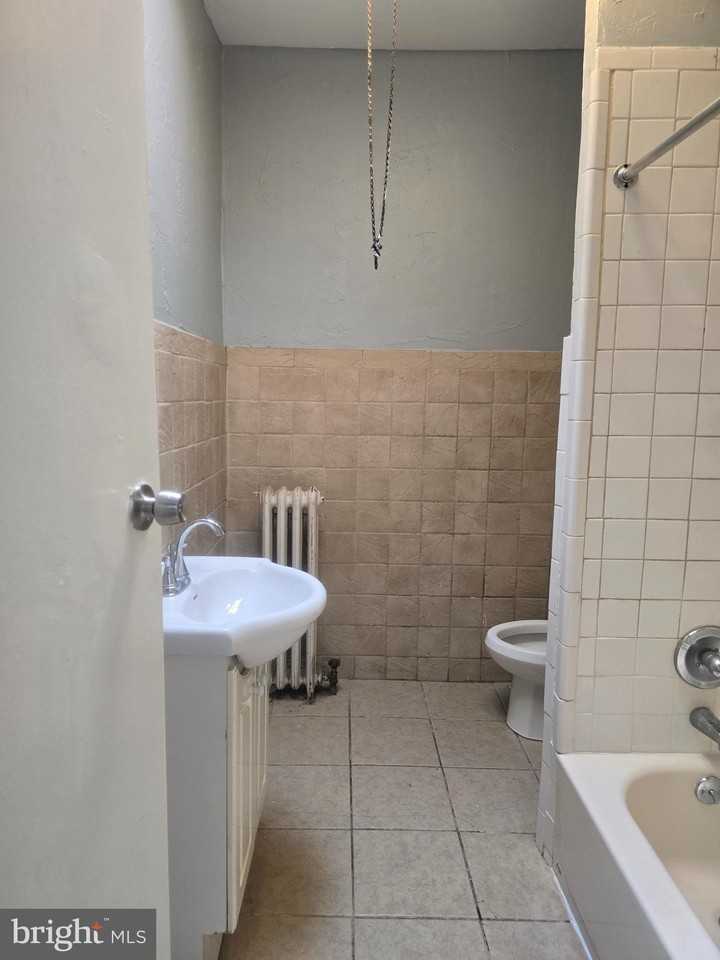 556 N Wanamaker St - Photo 6 of 10