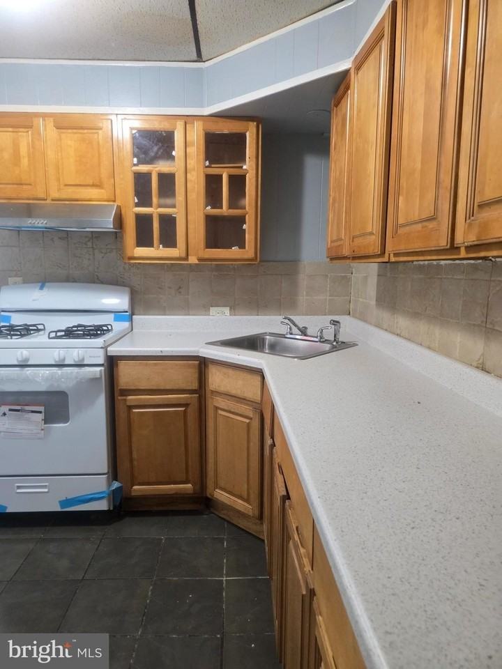 556 N Wanamaker St - Photo 7 of 10