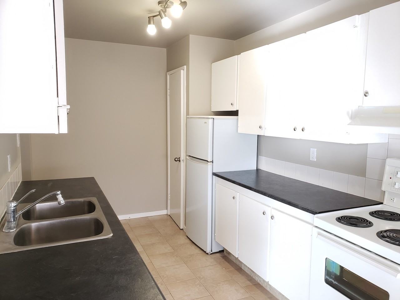 Karen Hall - Photo 5 of 14