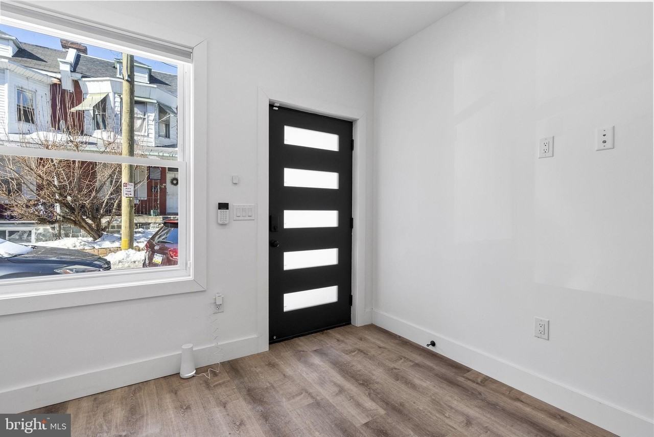 458 W Earlham Ter - Photo 5 of 36