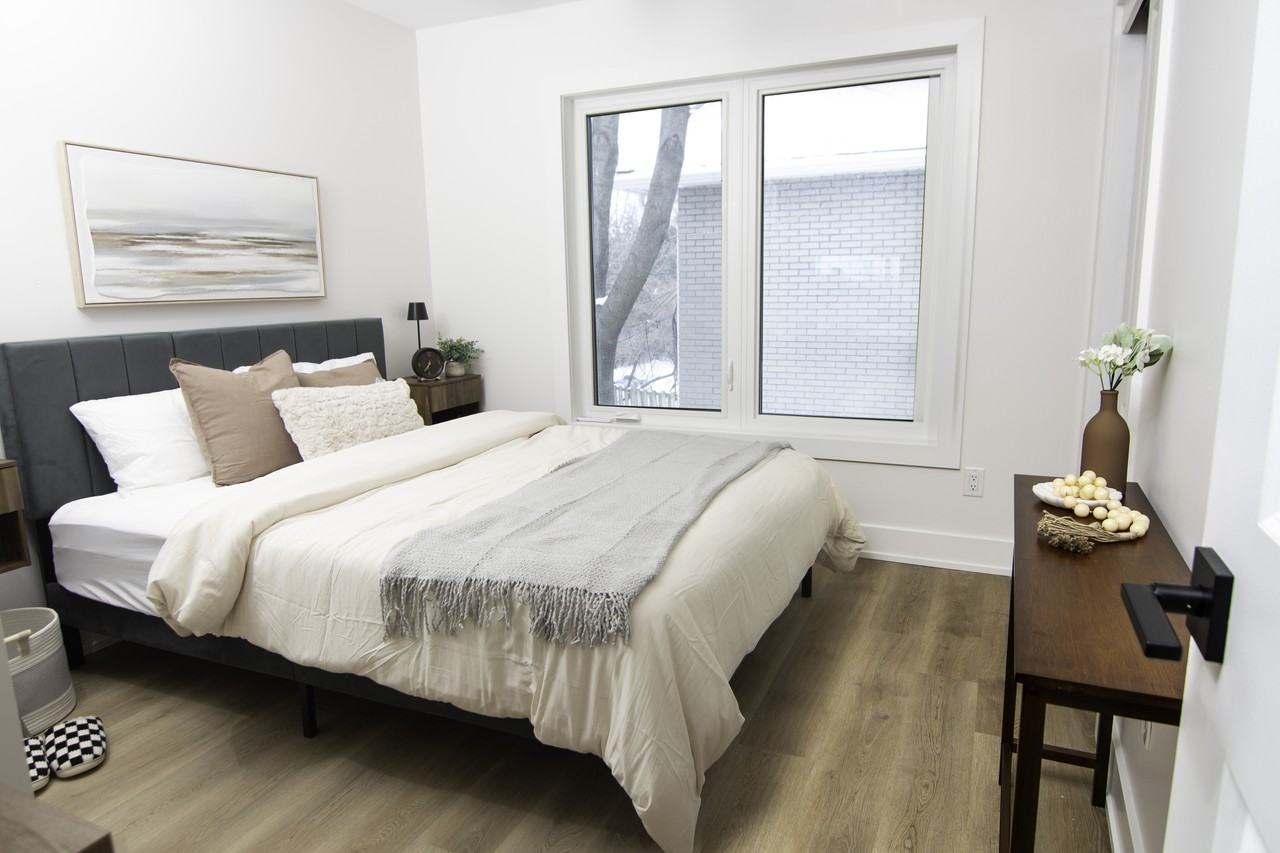 142 Living - Photo 3 of 10