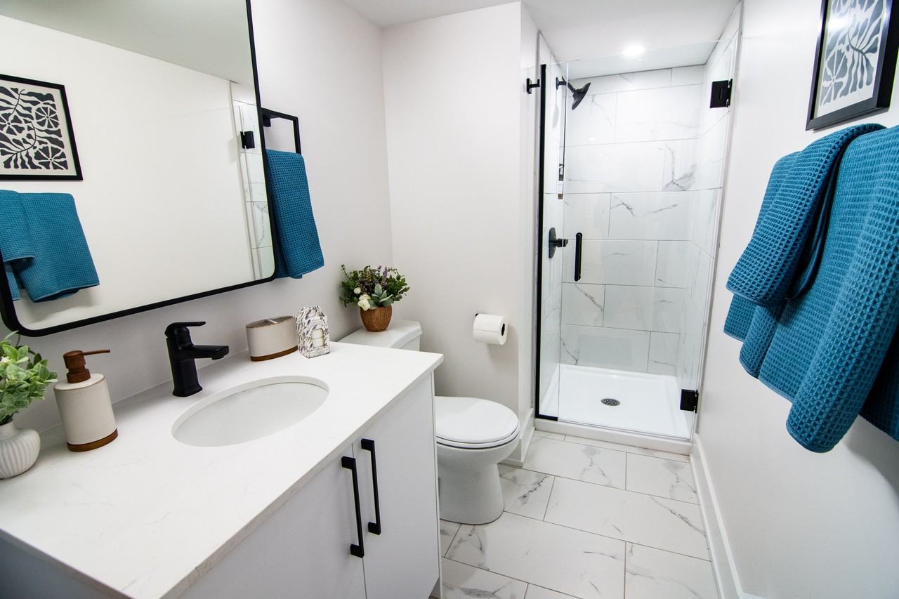 142 Living - Photo 5 of 10