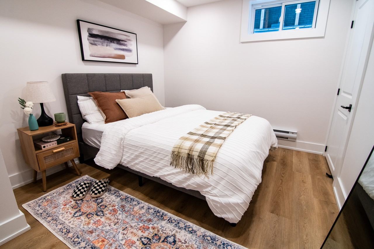 142 Living - Photo 6 of 10