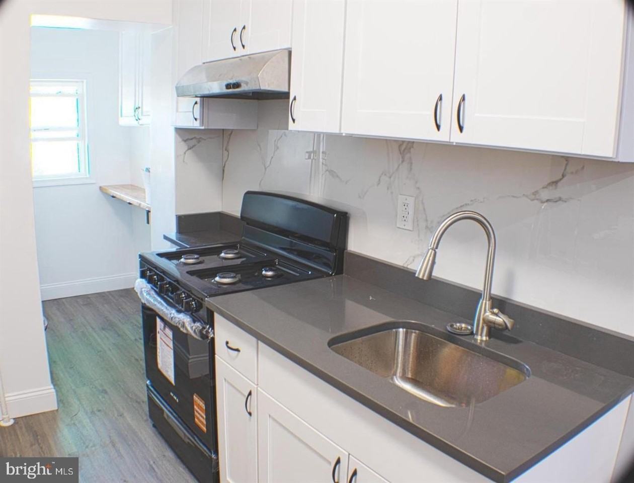 426 Adams St - Photo 4 of 10