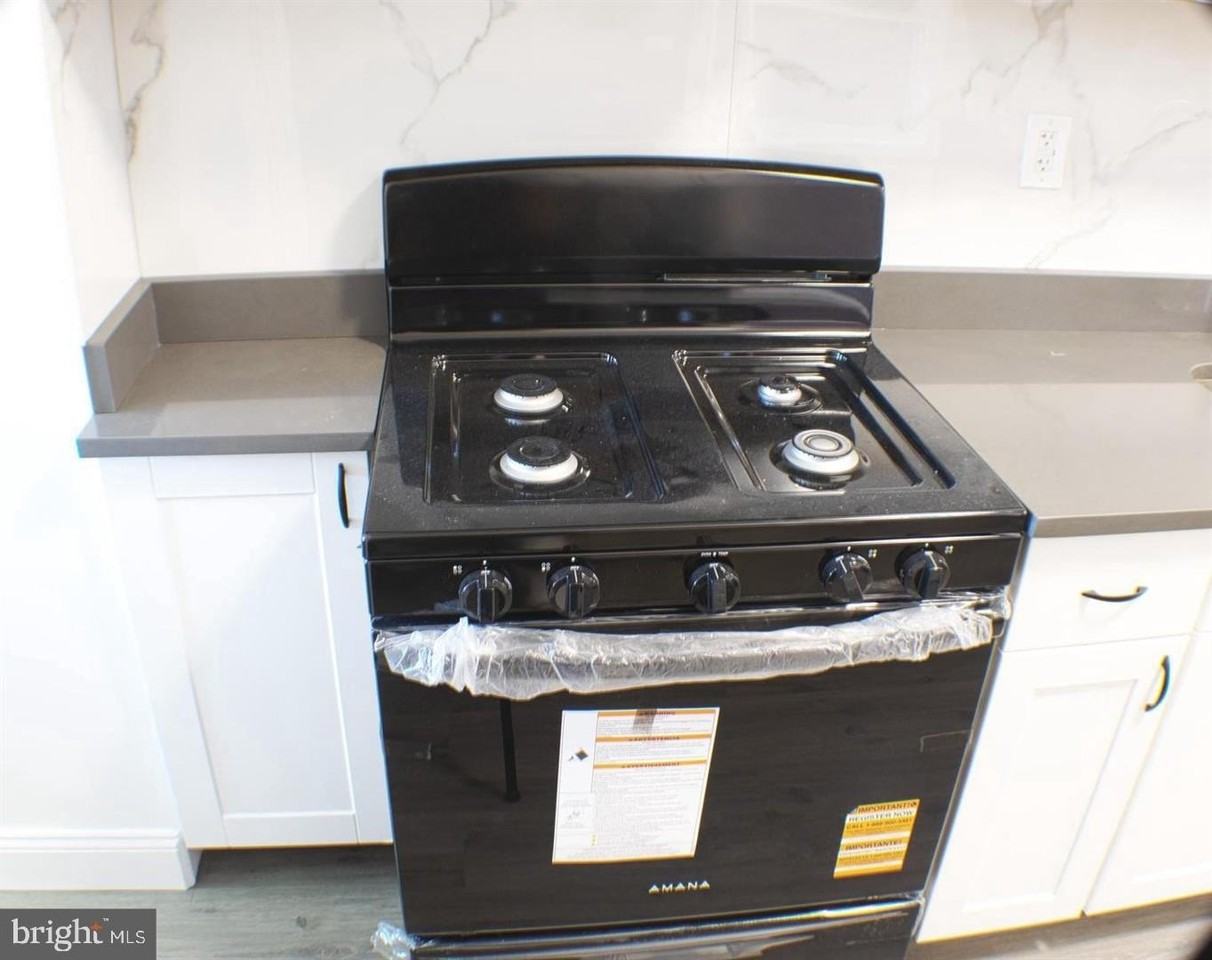 426 Adams St - Photo 5 of 10