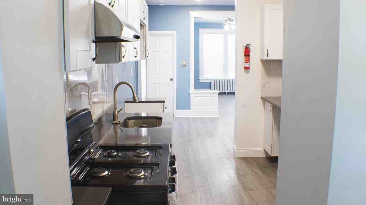 426 Adams St - Photo 6 of 10