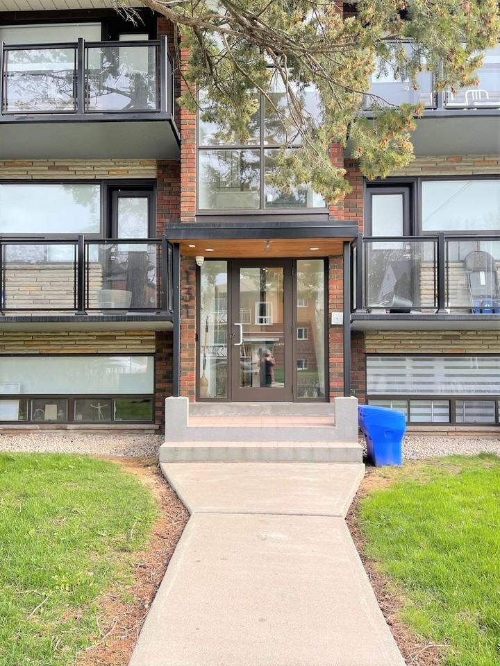 131 Lake Crescent - Photo 3 of 10