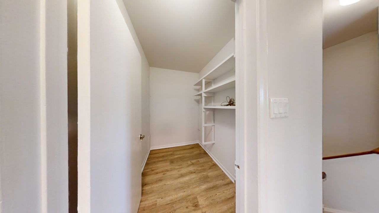 10-20 Bergamot Ave - Photo 7 of 11