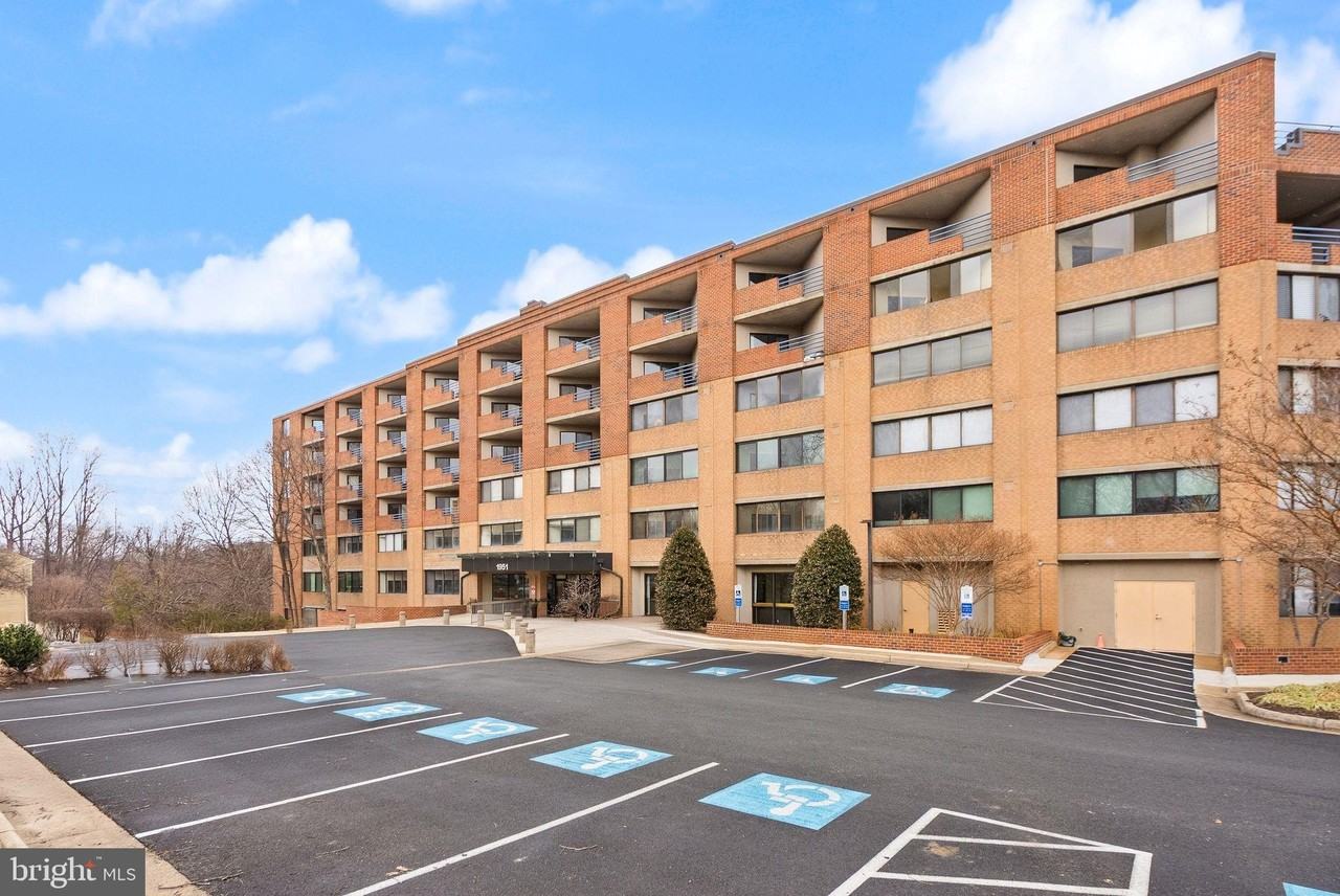 1951 Sagewood Ln Unit 8 - Photo 3 of 38