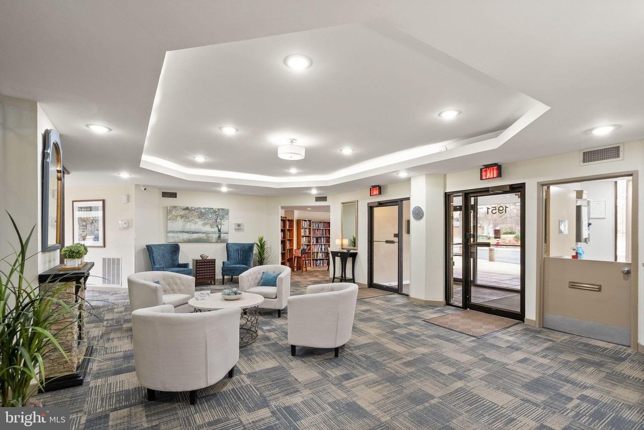 1951 Sagewood Ln Unit 8 - Photo 6 of 38