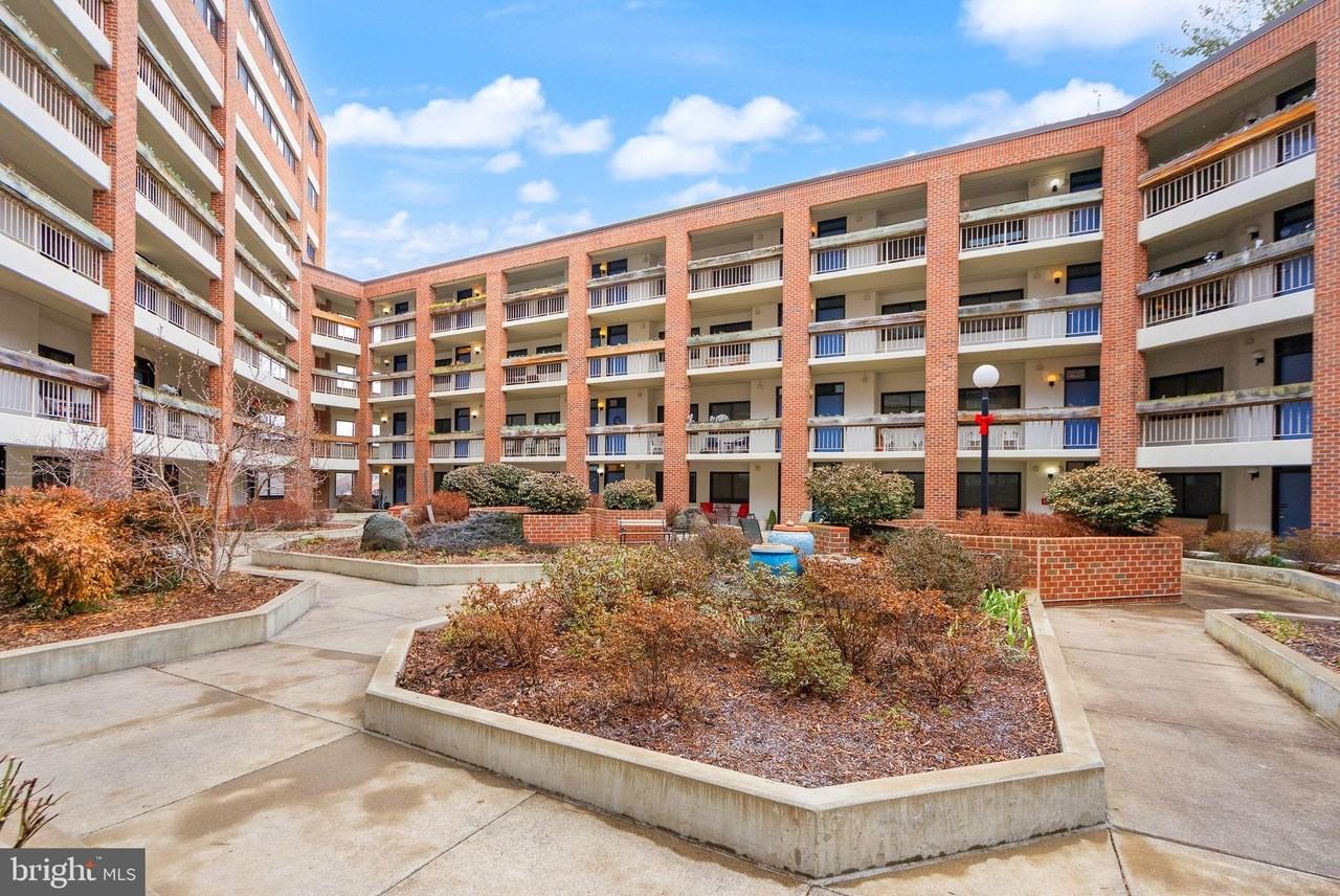 1951 Sagewood Ln Unit 8 - Photo 7 of 38