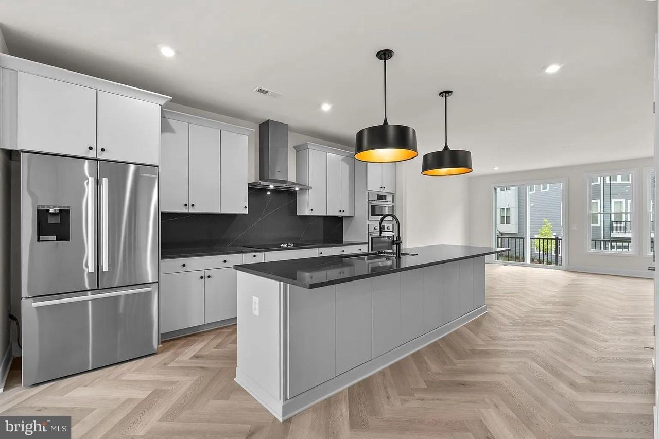 13916 Aviation Pl - Photo 5 of 29