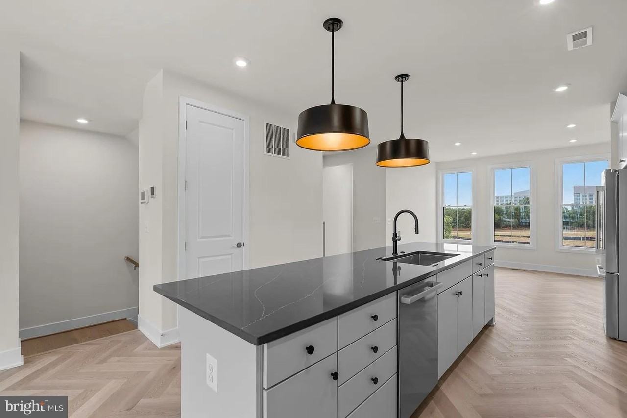 13916 Aviation Pl - Photo 6 of 29