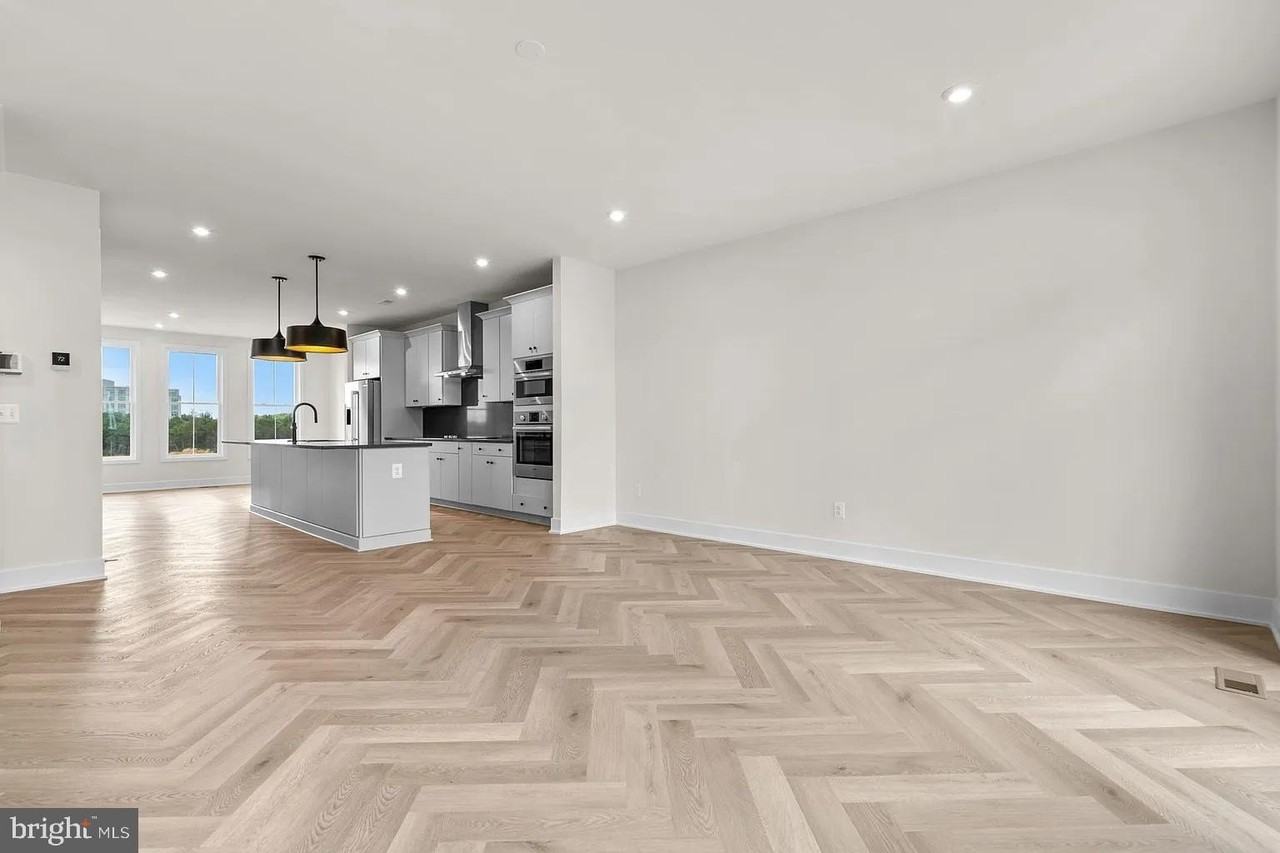 13916 Aviation Pl - Photo 7 of 29