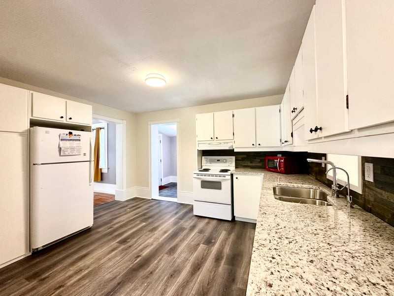 983 Cameron St - Photo 5 of 14