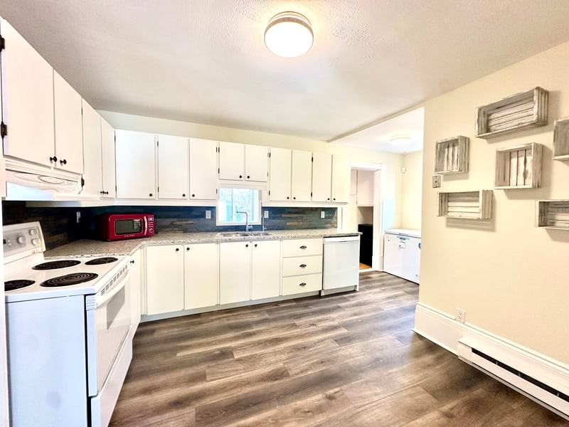 983 Cameron St - Photo 6 of 14