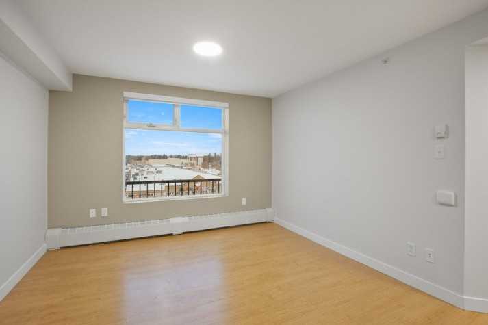 4707 50 St - Photo 4 of 12