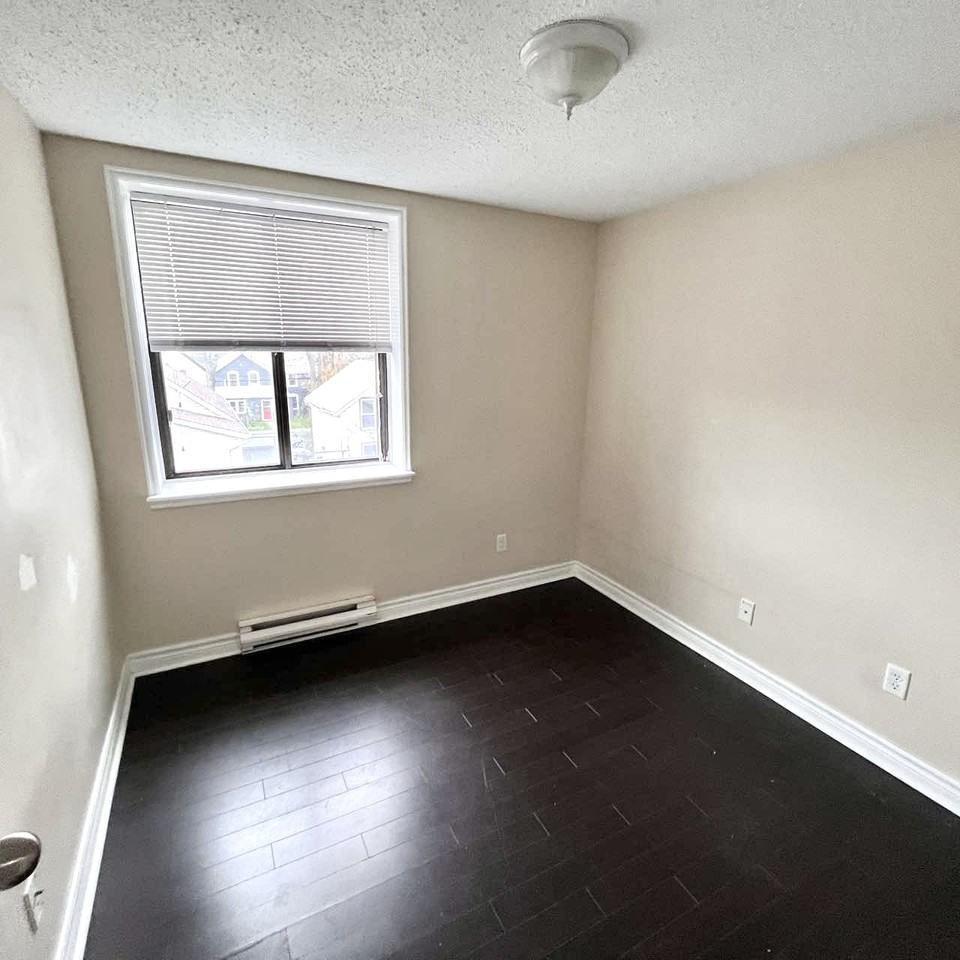 311 Queen Street - Photo 4 of 6