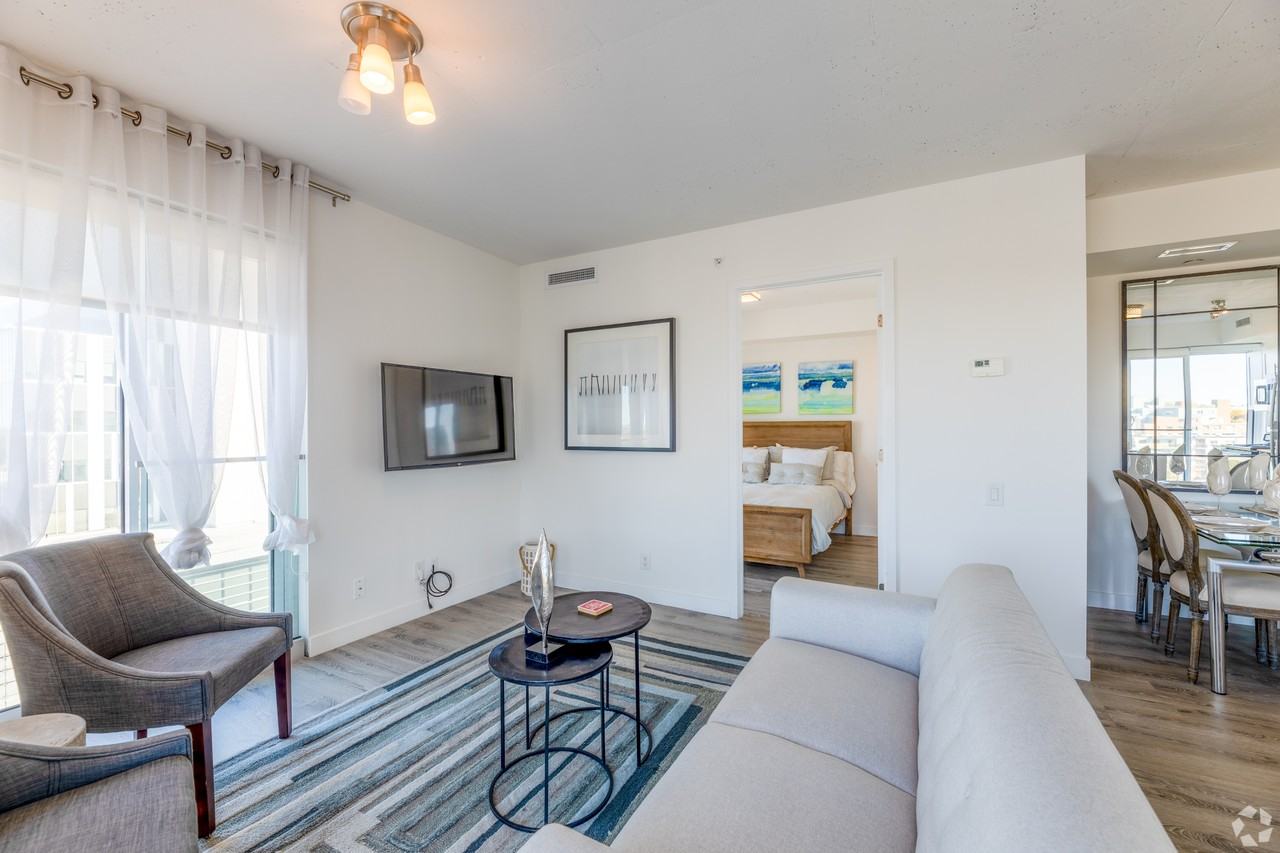 100 Bond St E - Photo 2 of 50