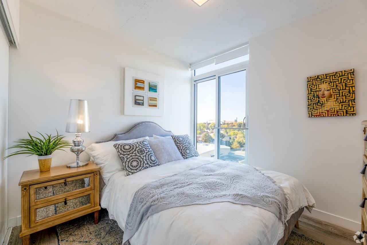 100 Bond St E - Photo 2 of 50