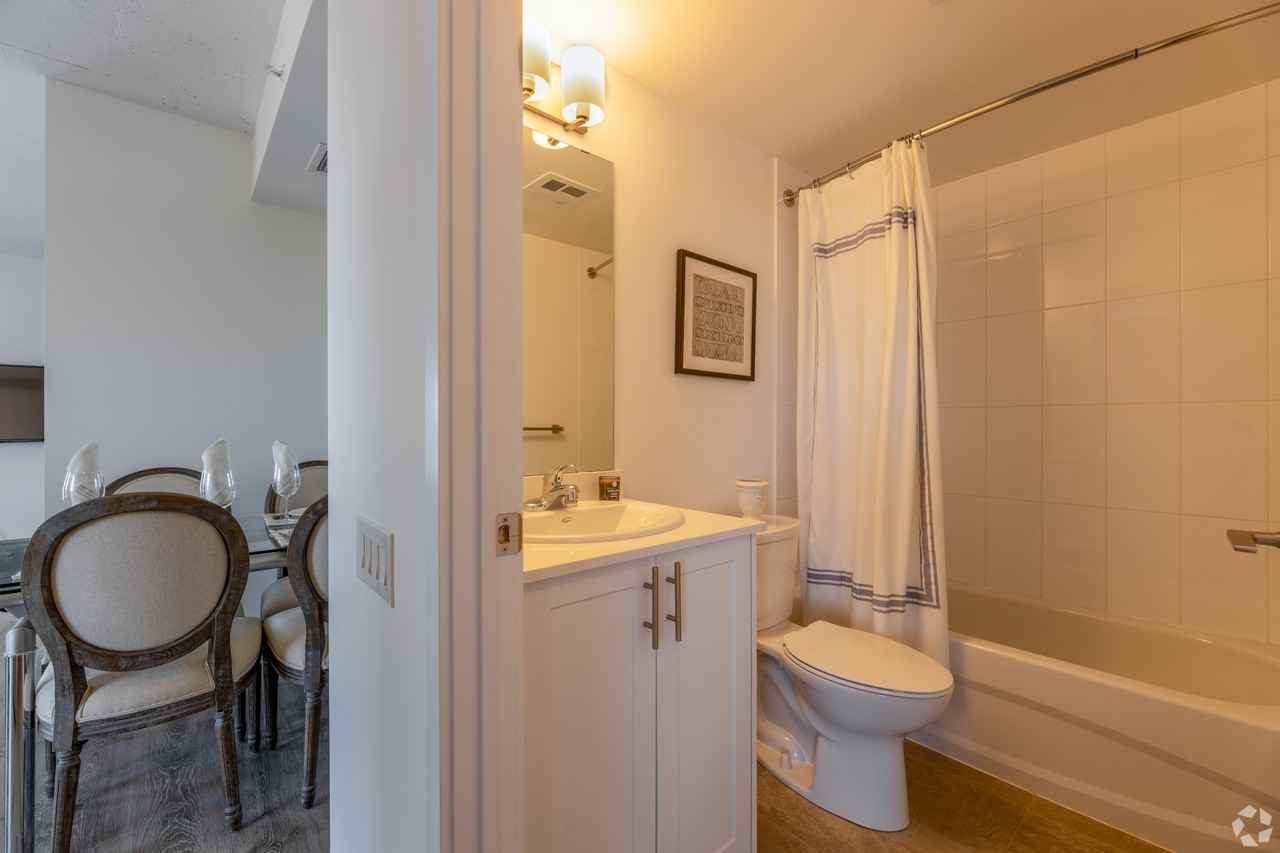 100 Bond St E - Photo 5 of 50