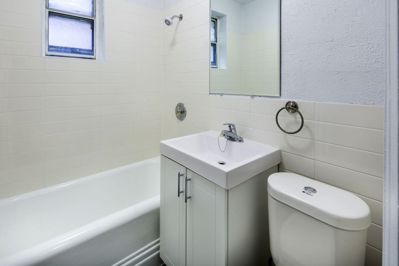 115 Eglinton Avenue West - Photo 3 of 13