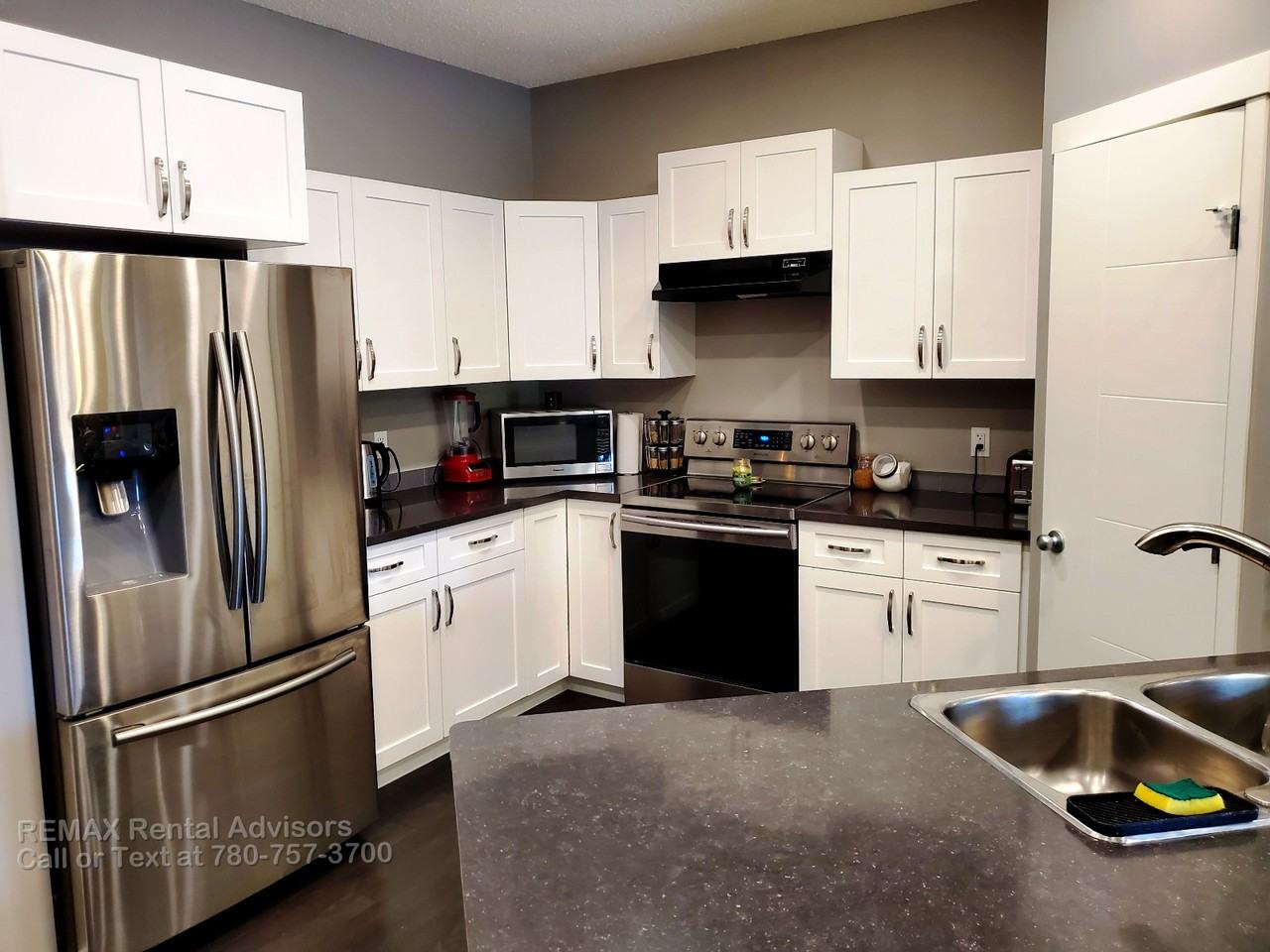 190 Santana Crescent - Photo 3 of 17