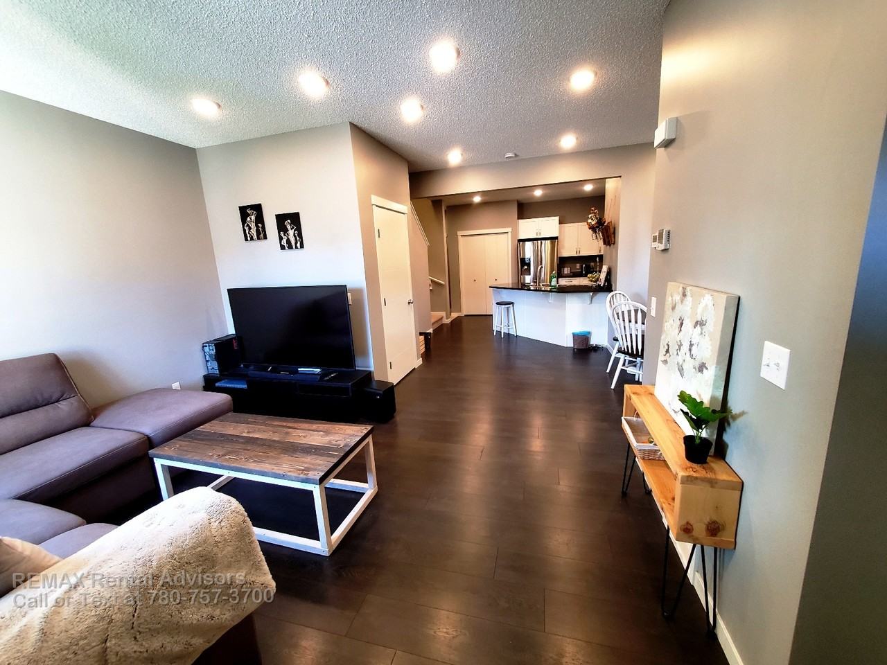 190 Santana Crescent - Photo 5 of 17