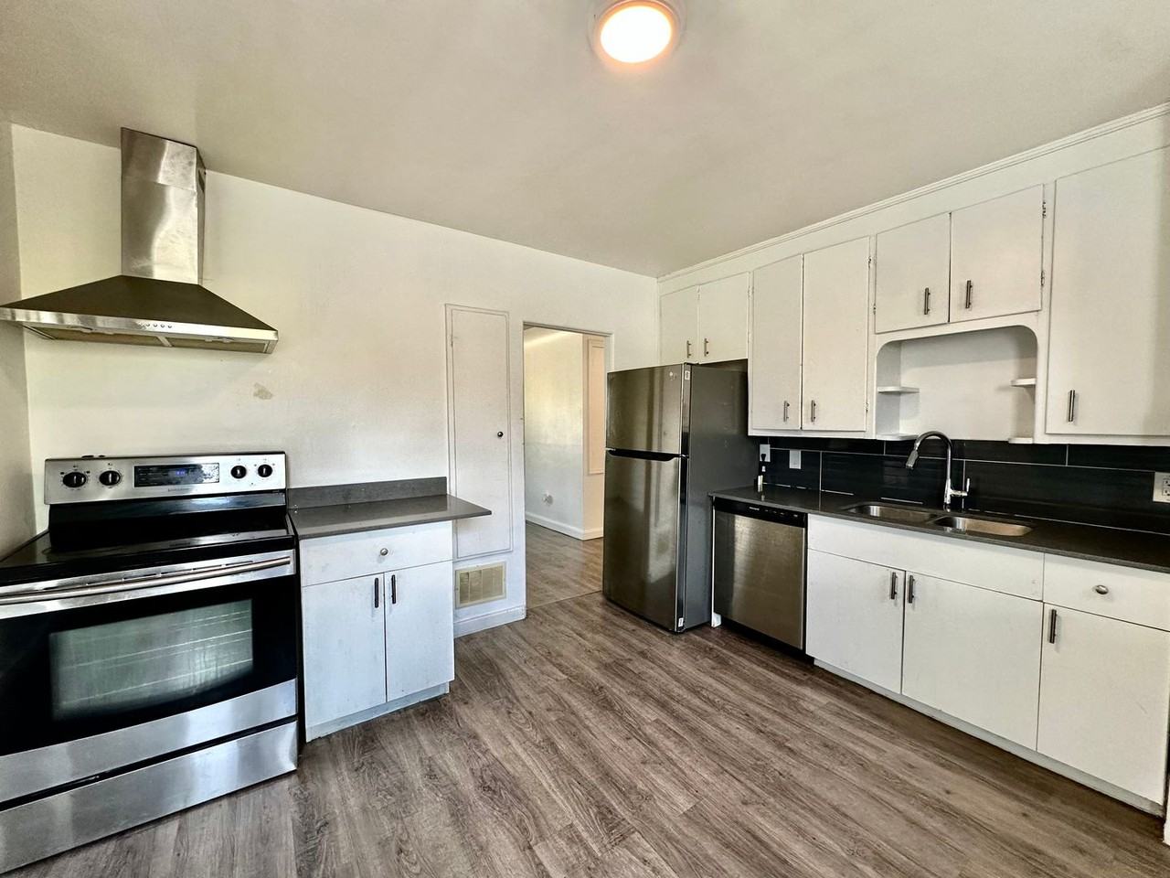 11134 116 Street Upper - Photo 2 of 9