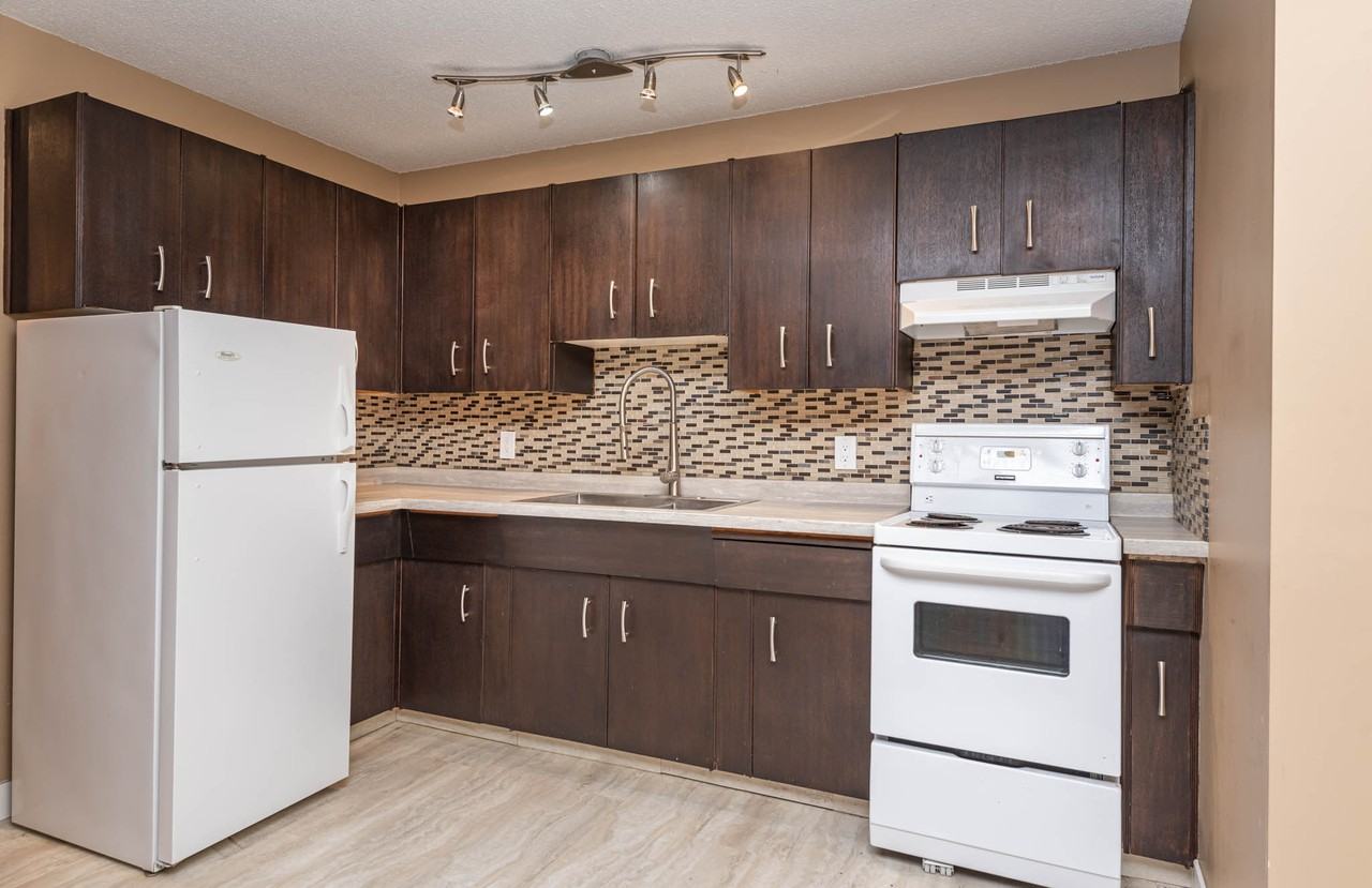 10512 83 Avenue - Photo 4 of 46