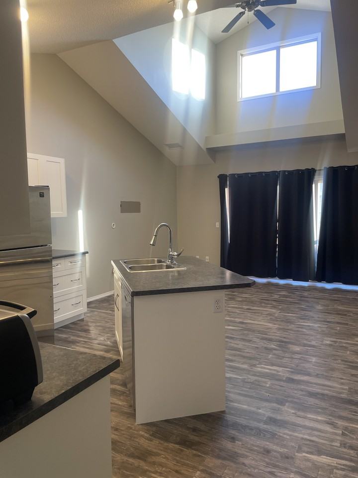 604 62 Street SW - Photo 5 of 11